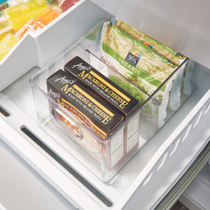 In einer Gefrierschublade lassen sich verpackte Amy's Makkaroni & Käse und 365 Organic Rührbratengemüse in einem iDesign HOME EDIT Aufbewahrungsbehälter KLAR Freezer mit 2 Fächern verstauen.