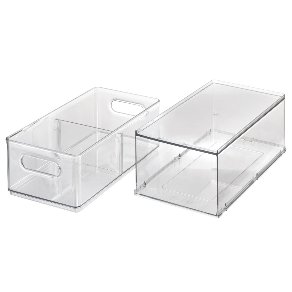 Zwei durchsichtige HOME EDIT - Aufbewahrungsboxen Fridge KLAR mit seitlichen Griffen und Schubladen von iDesign, leer und stapelbar für eine effiziente Organisation, nebeneinander auf weißem Hintergrund dargestellt.