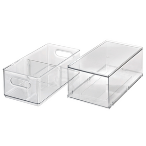 Zwei durchsichtige HOME EDIT - Aufbewahrungsboxen Fridge KLAR mit seitlichen Griffen und Schubladen von iDesign, leer und stapelbar für eine effiziente Organisation, nebeneinander auf weißem Hintergrund dargestellt.