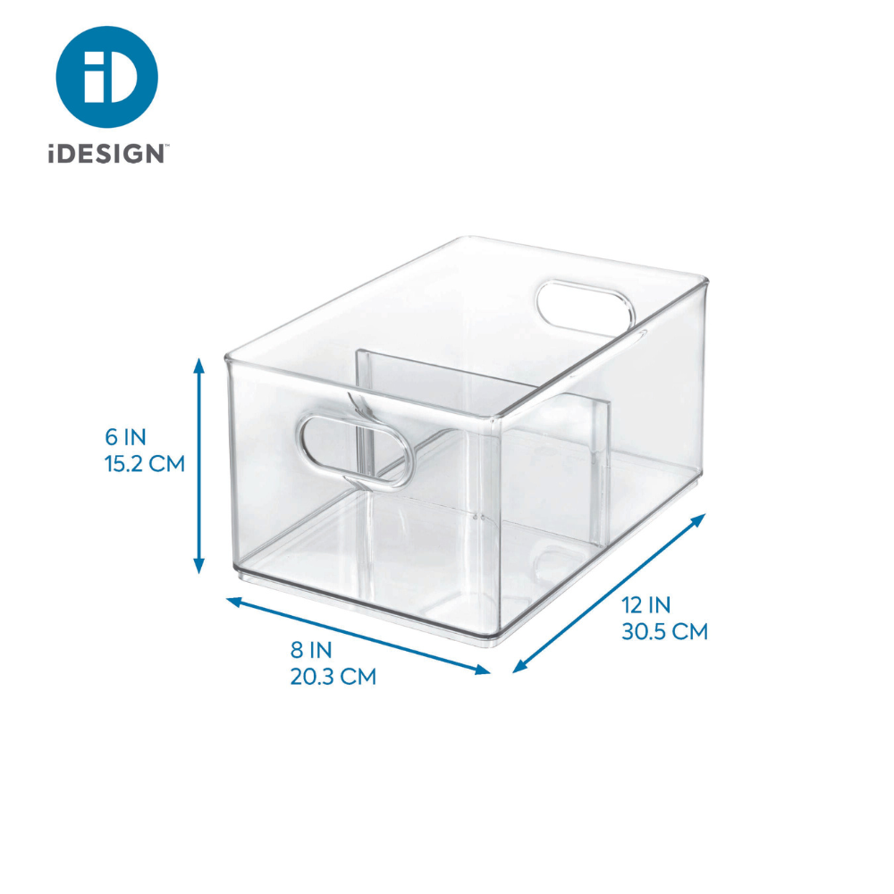 Ein klarer rechteckiger iDesign HOME EDIT Aufbewahrungsbehälter KLAR Freezer mit 2 Fächern verfügt über ausgeschnittene Griffe, ist stapelbar und misst 6" hoch, 8" breit und 12" tief. Das iDesign HOME EDIT Logo erscheint oben links.