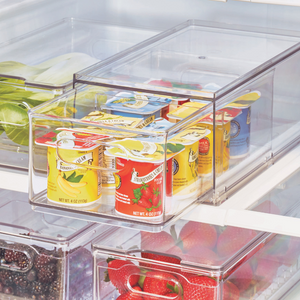IDesign HOME EDIT - Aufbewahrungsbox Kühlschrank KLAR mit Schublade Schubladen sind mit Single-Serve-Joghurts in verschiedenen Geschmacksrichtungen gefüllt. Eine andere Schublade enthält Erdbeeren und Brombeeren, während im Hintergrund der obersten Schublade grüne Äpfel zu sehen sind.