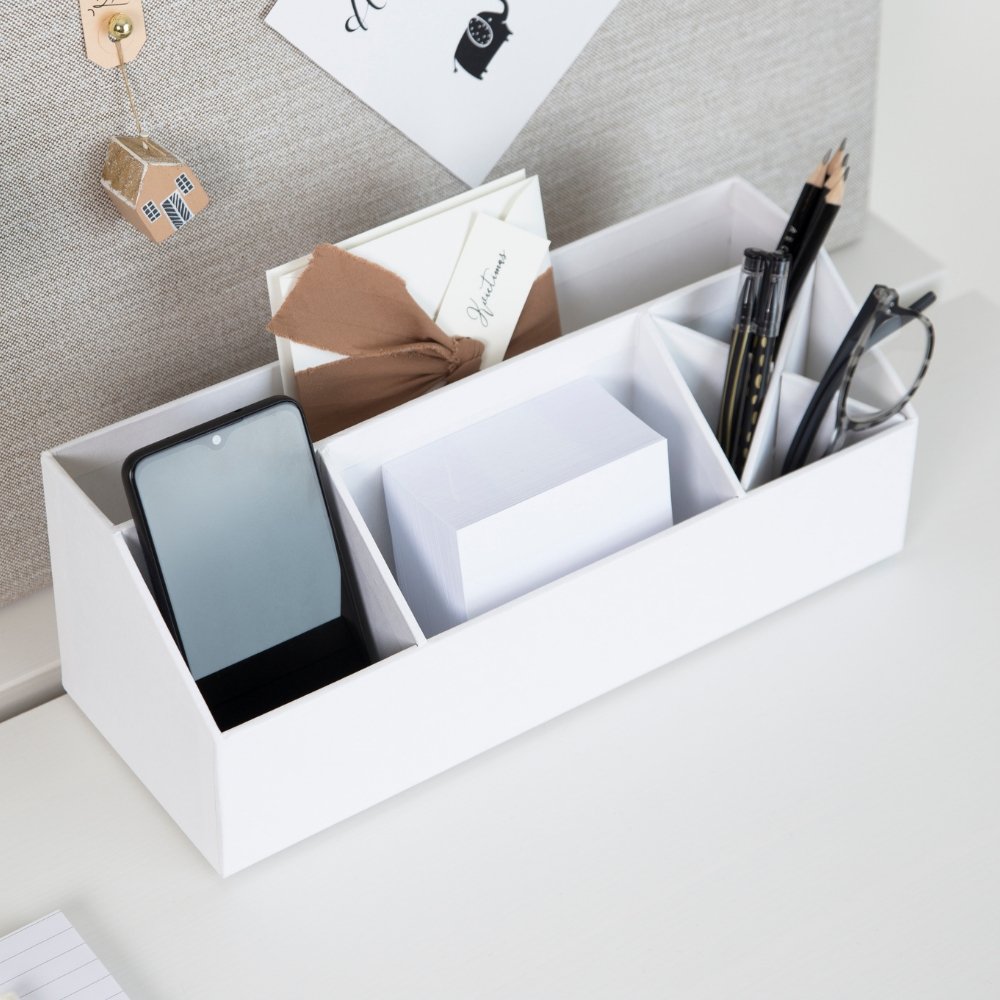 Weiße Schreibtisch-Organizerbox hält Handy, Stifte und Notizblöcke auf Schreibtisch.