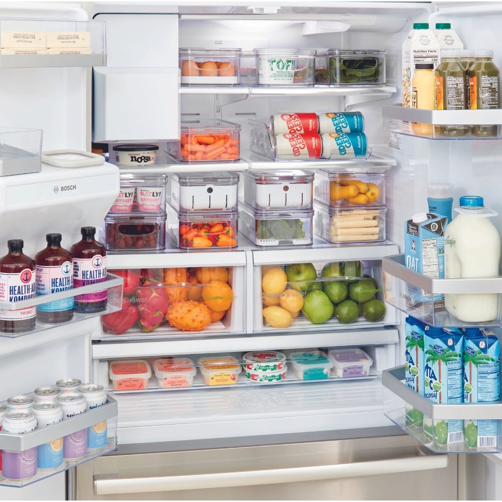 Kühlschrank gelagert mit buntem Obst, Gemüse und Getränken, alles ordentlich eingeräumt.