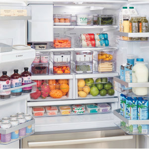 Kühlschrank gelagert mit buntem Obst, Gemüse und Getränken, alles ordentlich eingeräumt.